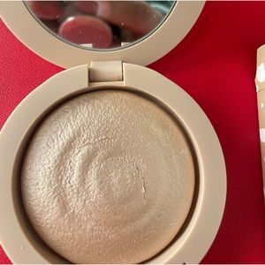 Kylie Jenner highlighter in Winter Rose